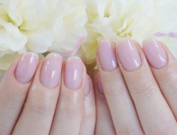 Cenbless　成増フェイシャル＆ネイルサロン　透明感が美しいシアー系ピンクのうる艶上品セレモニーネイル