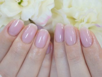Cenbless　成増フェイシャル＆ネイルサロン　透明感が美しいシアー系ピンクのうる艶上品セレモニーネイル