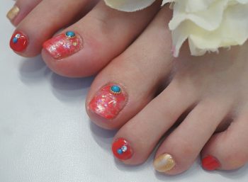 Cenbless　成増フェイシャル＆ネイルサロン　夏の足元を彩る赤珊瑚カラーのニュアンスフットネイル