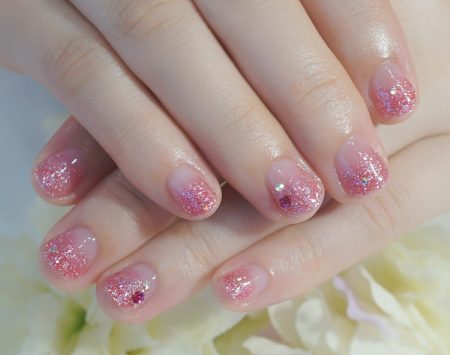 秋の挙式に向けて爪育スタート ショート爪さんでも可愛いピンクのラメグラネイル 成増3分のネイル フェイシャルサロンcenbless センブレス