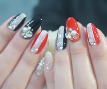 Cenbless　成増フェイシャル＆ネイルサロン　新年の指先をゴージャスに飾る黒×赤×ビジューネイル