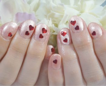 Cenbless　成増フェイシャル＆ネイルサロン　ピンクベースにハートのホログラムが可愛いバレンタインネイル
