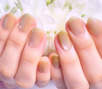 Cenbless　成増フェイシャル＆ネイルサロン　ご結婚おめでとうございます！アイボリーのウェディングドレスに合わせた微粒子マグネットのブライダルネイル