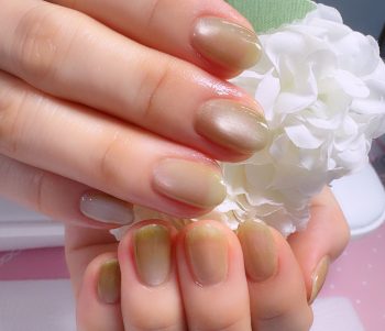 Cenbless　成増フェイシャル＆ネイルサロン　ご結婚おめでとうございます！アイボリーのウェディングドレスに合わせた微粒子マグネットのブライダルネイル