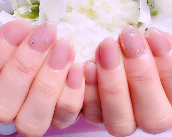 Cenbless　成増フェイシャル＆ネイルサロン　うるちゅるん♪と艶が可愛いヌーディーネイルに上品なオーロラの煌めき☆