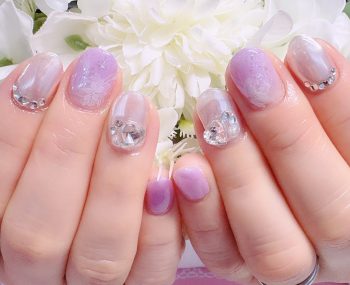 Cenbless　成増フェイシャル＆ネイルサロン　ライラックカラー×白フラワー♪ラグジュアリーコースのカラーチェンジネイル