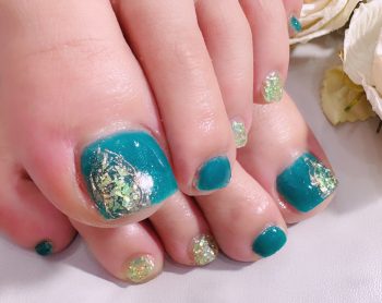 Cenbless　成増フェイシャル＆ネイルサロン　新緑グリーン！シースルーカラー×乱切りオーロラホロのフットネイル