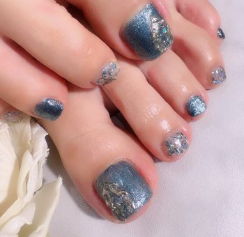Cenbless　成増フェイシャル＆ネイルサロン　大人っぽいデニムブルーのキャッツアイ×乱切りオーロラフットネイル