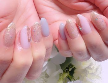 カラフル3色使いも上品に♪大人可愛いフラワーネイル