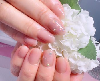 Cenbless　成増フェイシャル＆ネイルサロン　うるちゅるん♪と艶が可愛いヌーディーネイルに上品なオーロラの煌めき☆