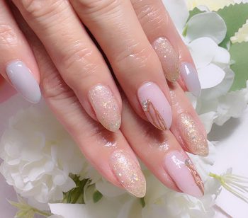 カラフル3色使いも上品に♪大人可愛いフラワーネイル