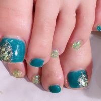 Cenbless　成増フェイシャル＆ネイルサロン　新緑グリーン！シースルーカラー×乱切りオーロラホロのフットネイル