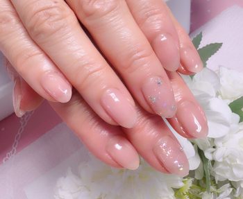 Cenbless　成増フェイシャル＆ネイルサロン　うるちゅるん♪と艶が可愛いヌーディーネイルに上品なオーロラの煌めき☆