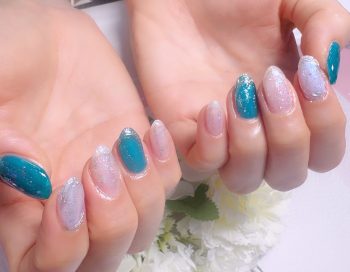 Cenbless　成増フェイシャル＆ネイルサロン　シースルーグリーン×パールホワイトにシルバーとオーロラの煌めきネイル
