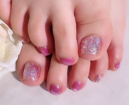 Cenbless　成増フェイシャル＆ネイルサロン　今年もオーダーが絶えない大人気デザイン！キャッツアイ×ラメグリッター×オーロラホロの煌めきフットネイル