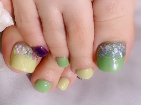 Cenbless　成増フェイシャル＆ネイルサロン　今年初のフットネイル！新緑グリーン＆梅雨パープルカラーにホログラムの煌めき