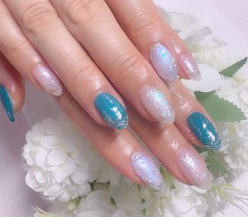 Cenbless　成増フェイシャル＆ネイルサロン　シースルーグリーン×パールホワイトにシルバーとオーロラの煌めきネイル