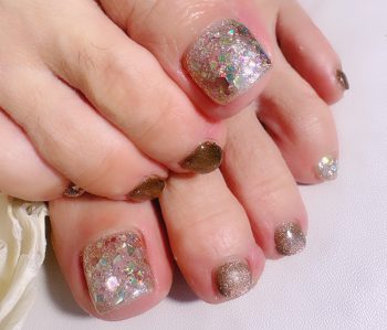 Cenbless　成増フェイシャル＆ネイルサロン　今年もオーダーが絶えない大人気デザイン！キャッツアイ×ラメグリッター×オーロラホロの煌めきフットネイル
