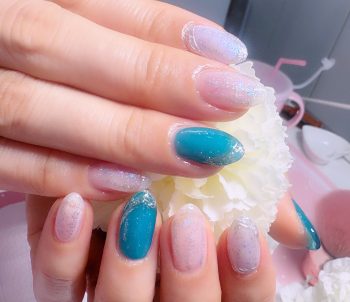 Cenbless　成増フェイシャル＆ネイルサロン　シースルーグリーン×パールホワイトにシルバーとオーロラの煌めきネイル