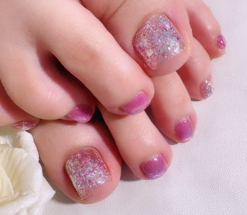 Cenbless　成増フェイシャル＆ネイルサロン　今年もオーダーが絶えない大人気デザイン！キャッツアイ×ラメグリッター×オーロラホロの煌めきフットネイル