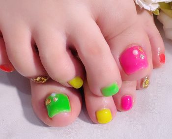 成増徒歩3分のフェイシャルエステ・ネイルサロン ビューティスタジオCenbless（センブレス）　夏の足元をPOPな蛍光カラーで元気に！ネオンフットネイル