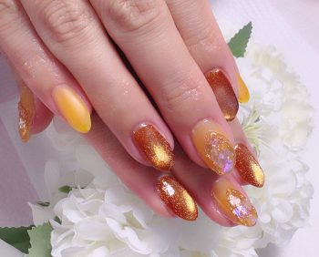 成増徒歩3分のフェイシャルエステ・ネイルサロン ビューティスタジオCenbless（センブレス）　夏満喫のオレンジ系ネイル！ギラギラな煌めき＆艶消しマットのシェルネイル