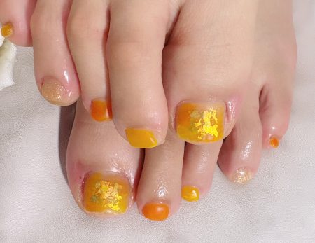 成増徒歩3分のフェイシャルエステ・ネイルサロン ビューティスタジオCenbless（センブレス）　フレッシュなビタミンカラーを艶消しマットで♪夏のビタミンカラーフットネイル