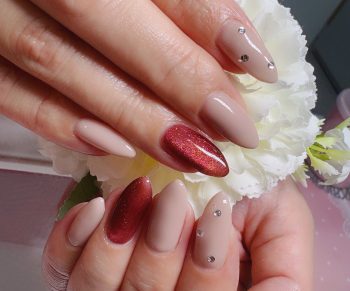 Cenbless　成増フェイシャル＆ネイルサロン　深みのあるボルドー系キャッツアイ×シックなグレージュカラー！上質感ある大人ネイル