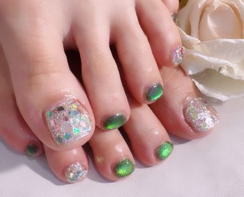 Cenbless　成増フェイシャル＆ネイルサロン　人気継続中のデザイン！ラメホロ×プリズムキャッツアイのフットネイルで推し活のワクワク気分もUP！