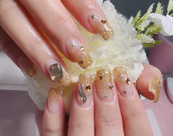 成増徒歩3分のフェイシャルエステ・ネイルサロン ビューティスタジオCenbless（センブレス）　ゴージャスな煌めき！ブロンズラメグラデーションネイルにストーンを贅沢に☆