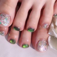Cenbless　成増フェイシャル＆ネイルサロン　人気継続中のデザイン！ラメホロ×プリズムキャッツアイのフットネイルで推し活のワクワク気分もUP！