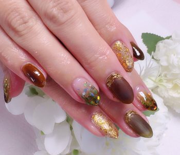 Cenbless　成増フェイシャル＆ネイルサロン　カーキ×ブラウンで魅せる、大人の晩夏シースルーネイル