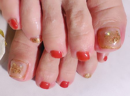 Cenbless　成増フェイシャル＆ネイルサロン　新作フットネイルデザイン！テラコッタ×ゴールドに抜け感のあるラメホロが煌めく足元に