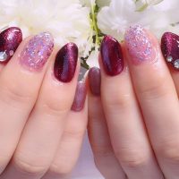 成増徒歩3分のフェイシャルエステ・ネイルサロン ビューティスタジオCenbless（センブレス）　深みワインカラーで大人映え♪キャッツアイ×乱切りホロネイル