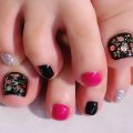 Cenbless　成増フェイシャル＆ネイルサロン　ブラック×ショッキングピンクで大人可愛く♪キラキラフットネイル