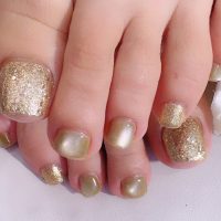 成増徒歩3分女性限定サロン｜フェイシャル・プラズマ・ネイル ビューティスタジオCenbless（センブレス）　秋色グリーン×ゴールドラメ 大人フットでシックに輝く