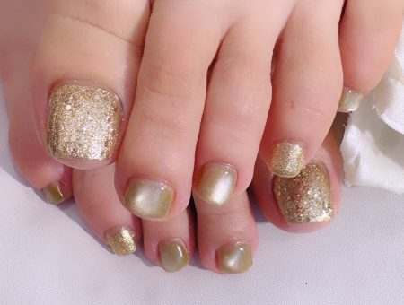 成増徒歩3分女性限定サロン|フェイシャル・プラズマ・ネイル ビューティスタジオCenbless(センブレス) 秋色グリーン×ゴールドラメ 大人フットでシックに輝く