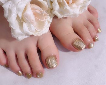 成増徒歩3分女性限定サロン|フェイシャル・プラズマ・ネイル ビューティスタジオCenbless(センブレス) 秋色グリーン×ゴールドラメ 大人フットでシックに輝く