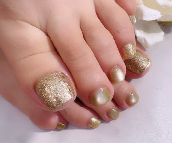 成増徒歩3分女性限定サロン|フェイシャル・プラズマ・ネイル ビューティスタジオCenbless(センブレス) 秋色グリーン×ゴールドラメ 大人フットでシックに輝く