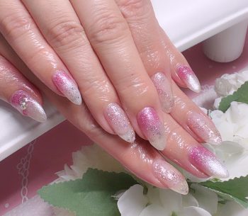 成増徒歩3分のフェイシャルエステ・ネイルサロン ビューティスタジオCenbless（センブレス）　パールホワイト×ピンクの輝きでやわらかく♪オーロラ満載のキラッキラネイル