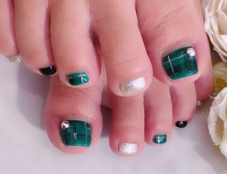 Cenbless 成増フェイシャル&ネイルサロン クリスマスカラーのチェック柄フットネイル