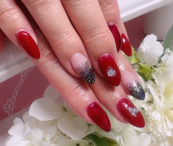 成増徒歩3分女性限定サロン｜フェイシャル・プラズマ・ネイル ビューティスタジオCenbless（センブレス）　スパイシーレッドが主役。冬の輝きを集めたマグネット＆ラメグラネイル♪