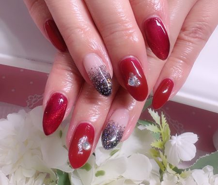 成増徒歩3分女性限定サロン｜フェイシャル・プラズマ・ネイル ビューティスタジオCenbless（センブレス）　スパイシーレッドが主役。冬の輝きを集めたマグネット＆ラメグラネイル♪