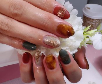 Cenbless　成増フェイシャル＆ネイルサロン　秋のこなれカラー×べっ甲でシックに♪お洒落な大人ネイル