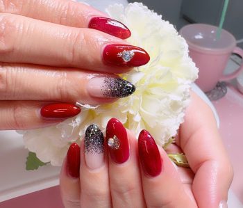 成増徒歩3分女性限定サロン｜フェイシャル・プラズマ・ネイル ビューティスタジオCenbless（センブレス）　スパイシーレッドが主役。冬の輝きを集めたマグネット＆ラメグラネイル♪