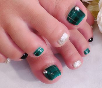 Cenbless 成増フェイシャル&ネイルサロン クリスマスカラーのチェック柄フットネイル