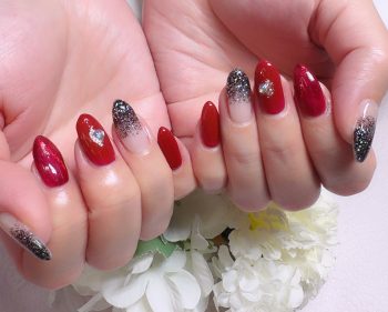 成増徒歩3分女性限定サロン｜フェイシャル・プラズマ・ネイル ビューティスタジオCenbless（センブレス）　スパイシーレッドが主役。冬の輝きを集めたマグネット＆ラメグラネイル♪