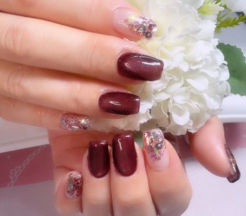 成増徒歩3分のフェイシャルエステ・ネイルサロン ビューティスタジオCenbless(センブレス)深いワインカラーで楽しむ大人のクリスマスニュアンスネイル♪