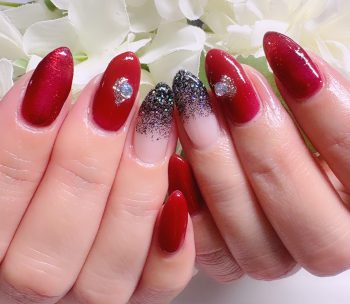 成増徒歩3分女性限定サロン｜フェイシャル・プラズマ・ネイル ビューティスタジオCenbless（センブレス）　スパイシーレッドが主役。冬の輝きを集めたマグネット＆ラメグラネイル♪