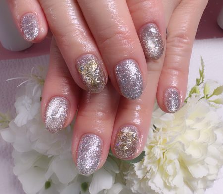 Cenbless　成増フェイシャル＆ネイルサロン　さりげなく詰め込んだ大人のクリスマス。シャンパン×シルバーの上品ネイル